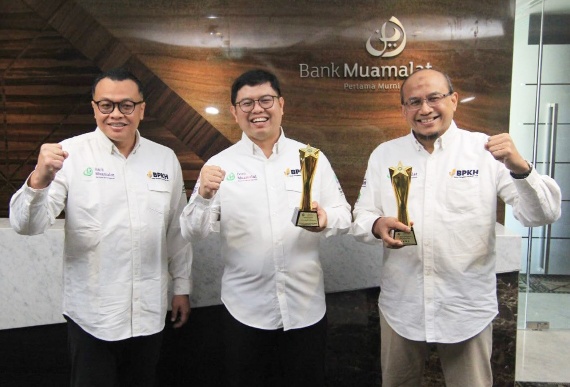 Direktur Utama Bank Muamalat, Indra Falatehan menerima penghargaan The Most Committed Top Leader on Human Capital 2023 (foto/ist)